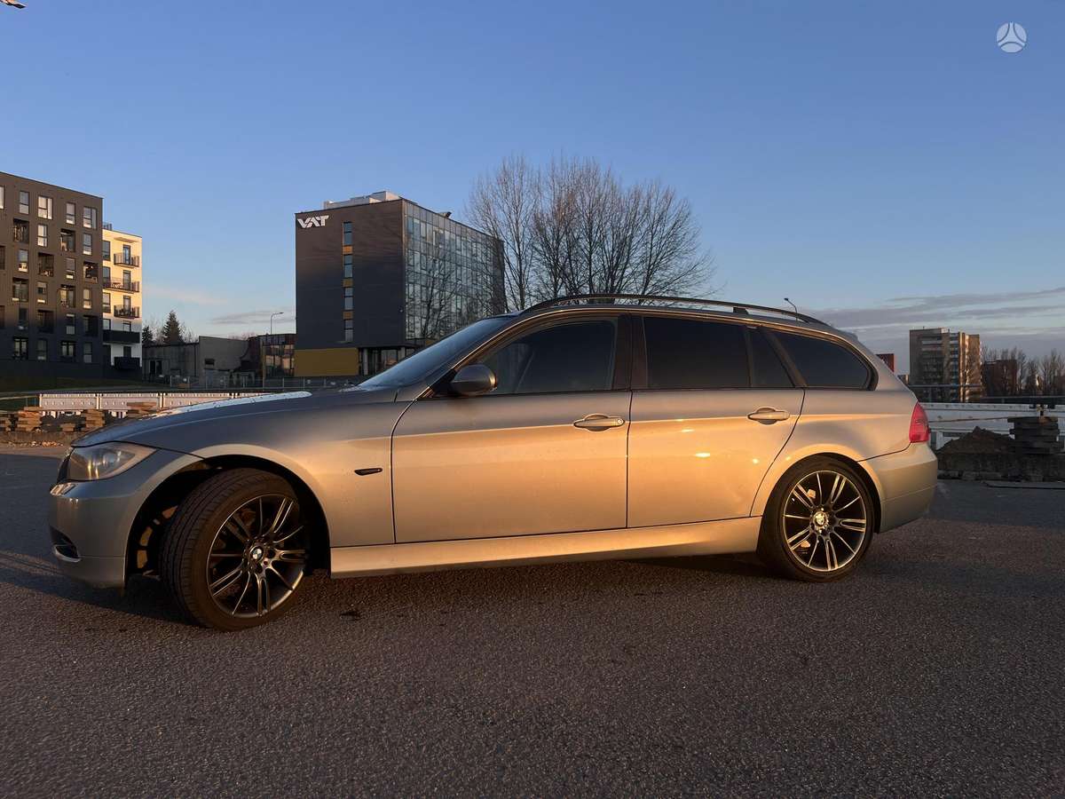 BMW 320 2006 — салон