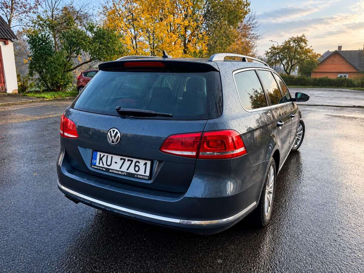 Volkswagen Passat 2013 — rear view