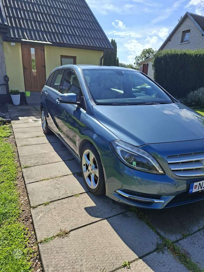 Mercedes-Benz B220 2014 — салон