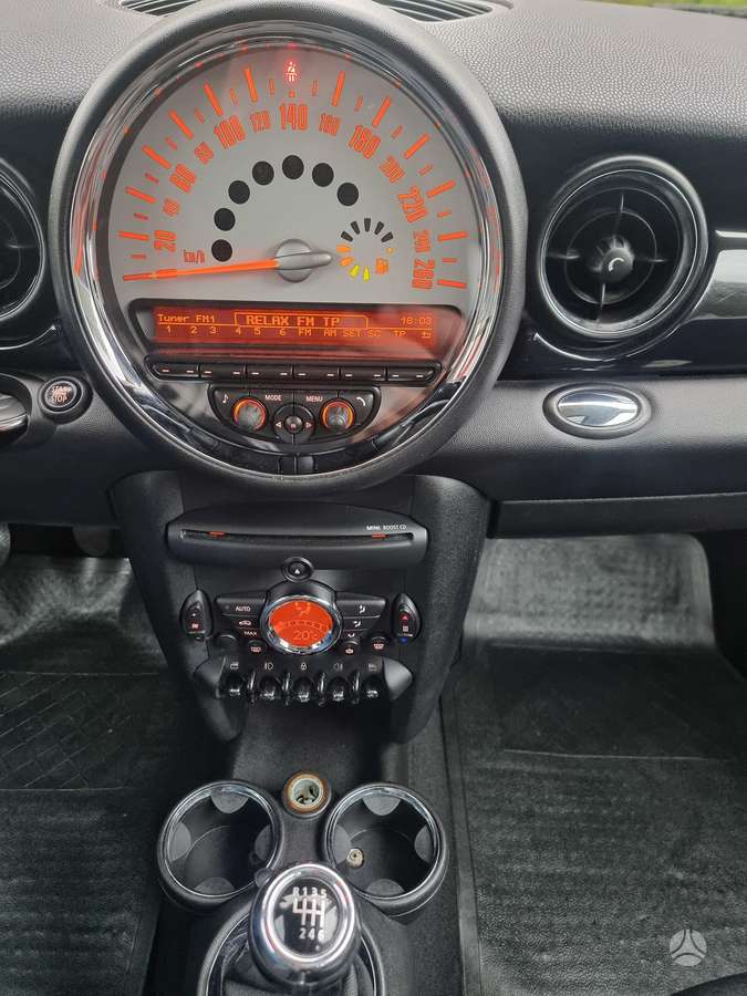 Mini Cooper 2011 — photo 17