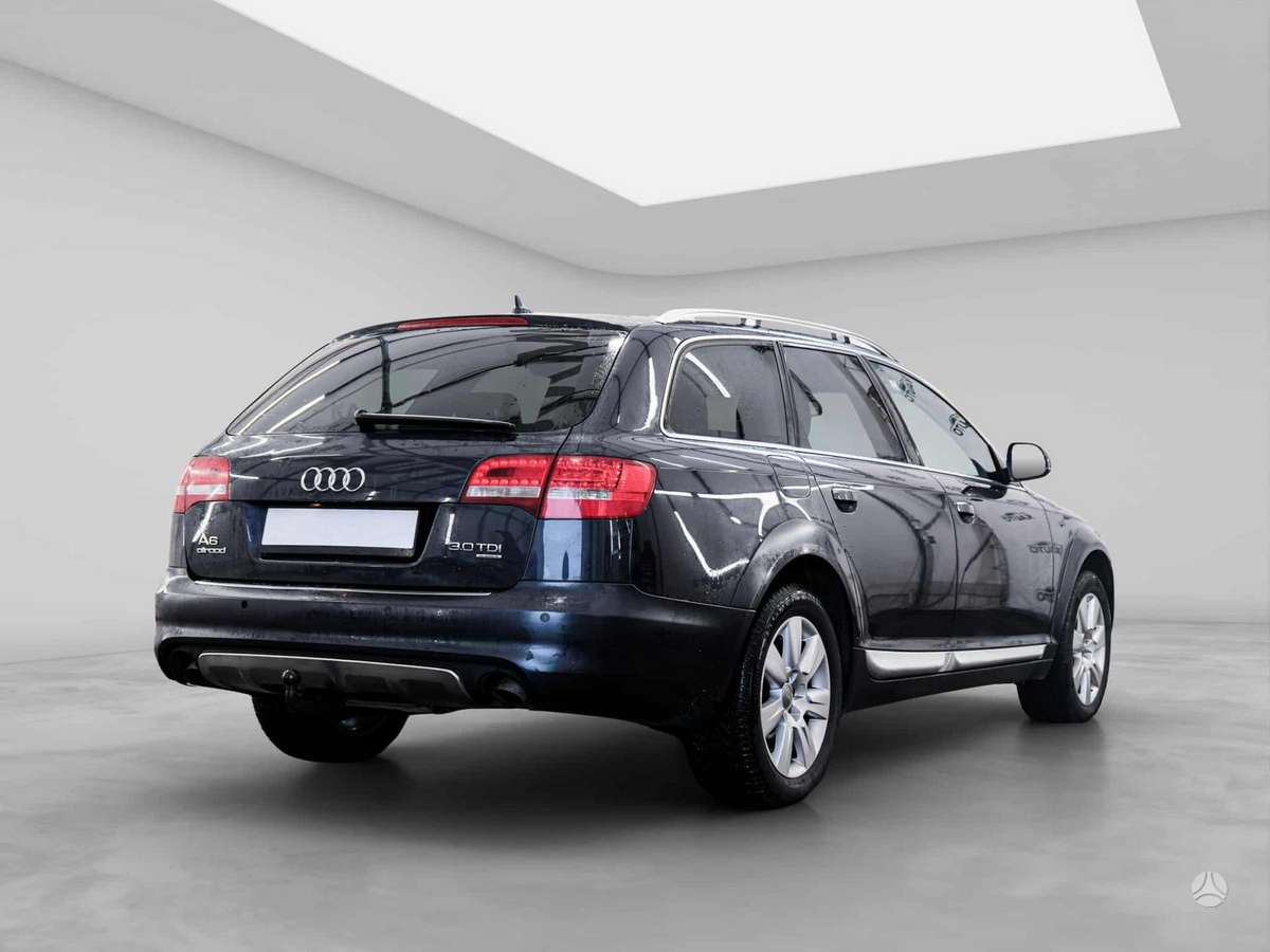 Audi A6 2010 — салон
