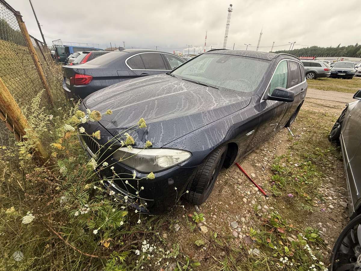 BMW 530 2010 — салон