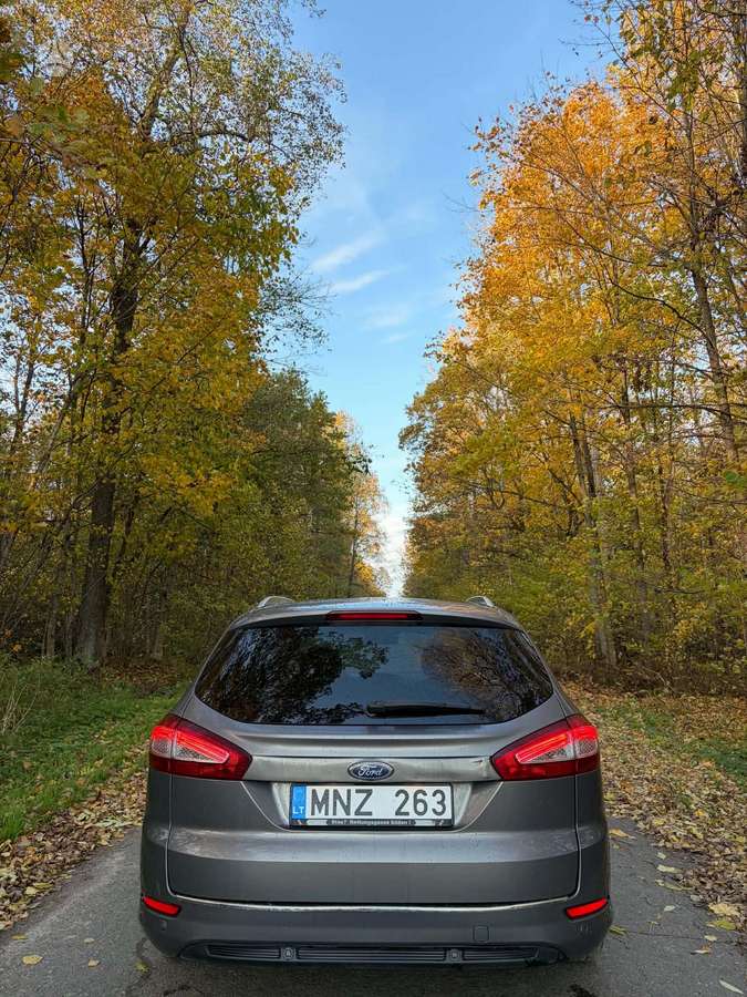 Ford Mondeo 2012 — rear view
