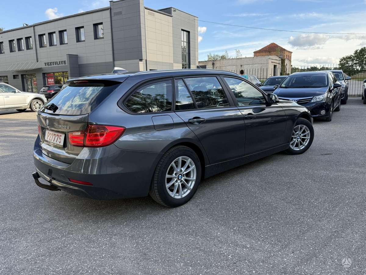 BMW 320 2015 — rear view