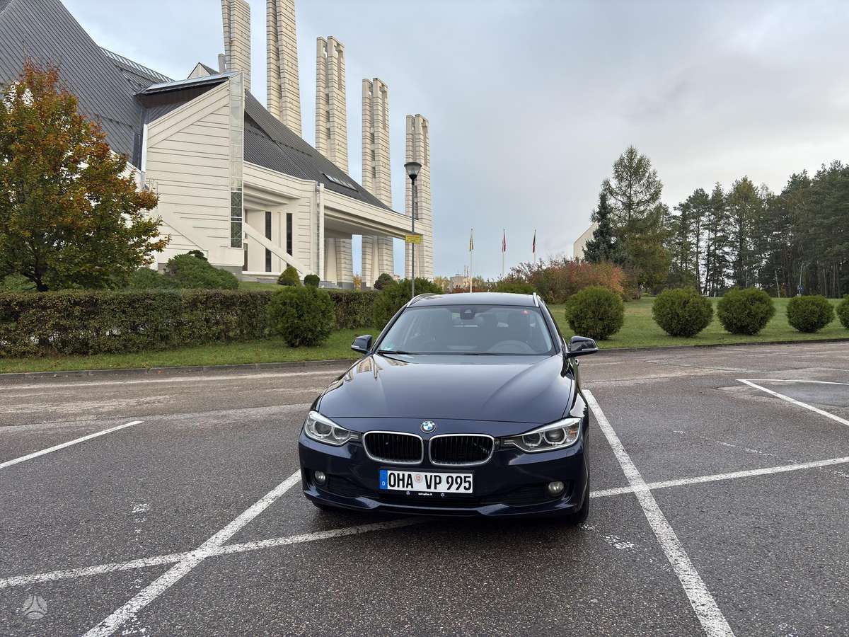 BMW 320 2014 — rear view