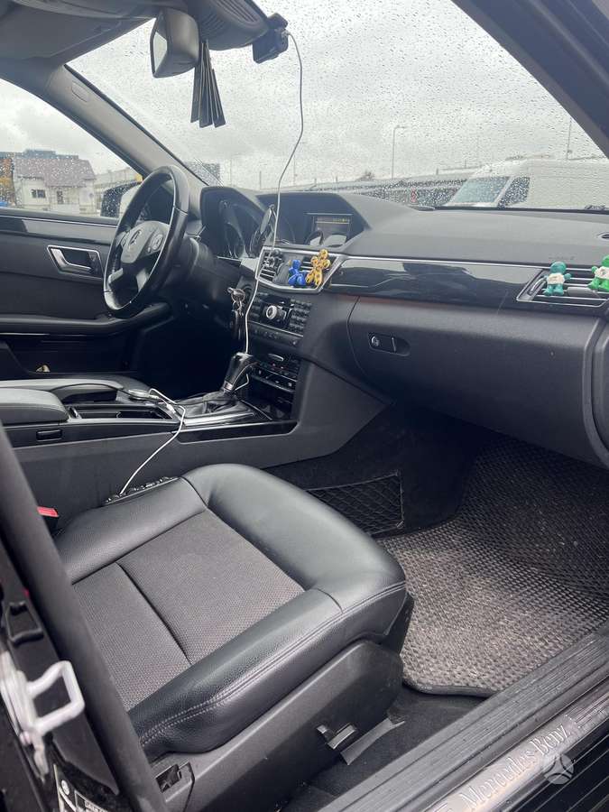 Mercedes-Benz E200 2012 — photo 12