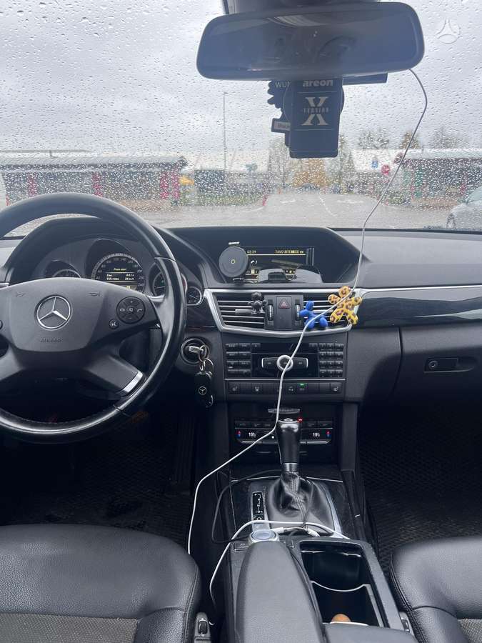 Mercedes-Benz E200 2012 — photo 13