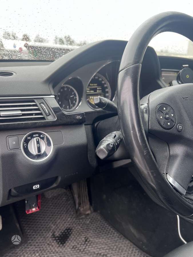 Mercedes-Benz E200 2012 — photo 14