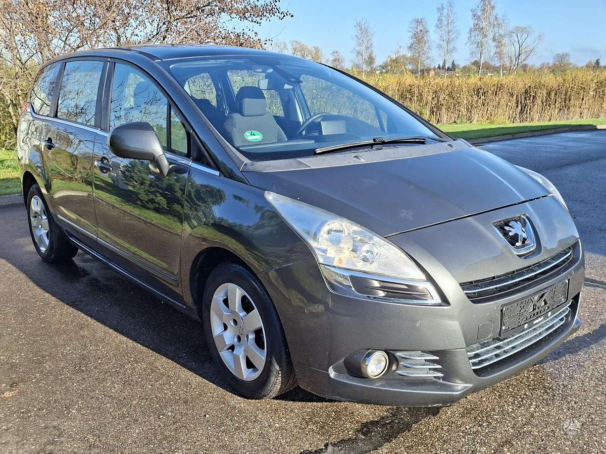 Peugeot 5008 2013 — вигляд ззаду