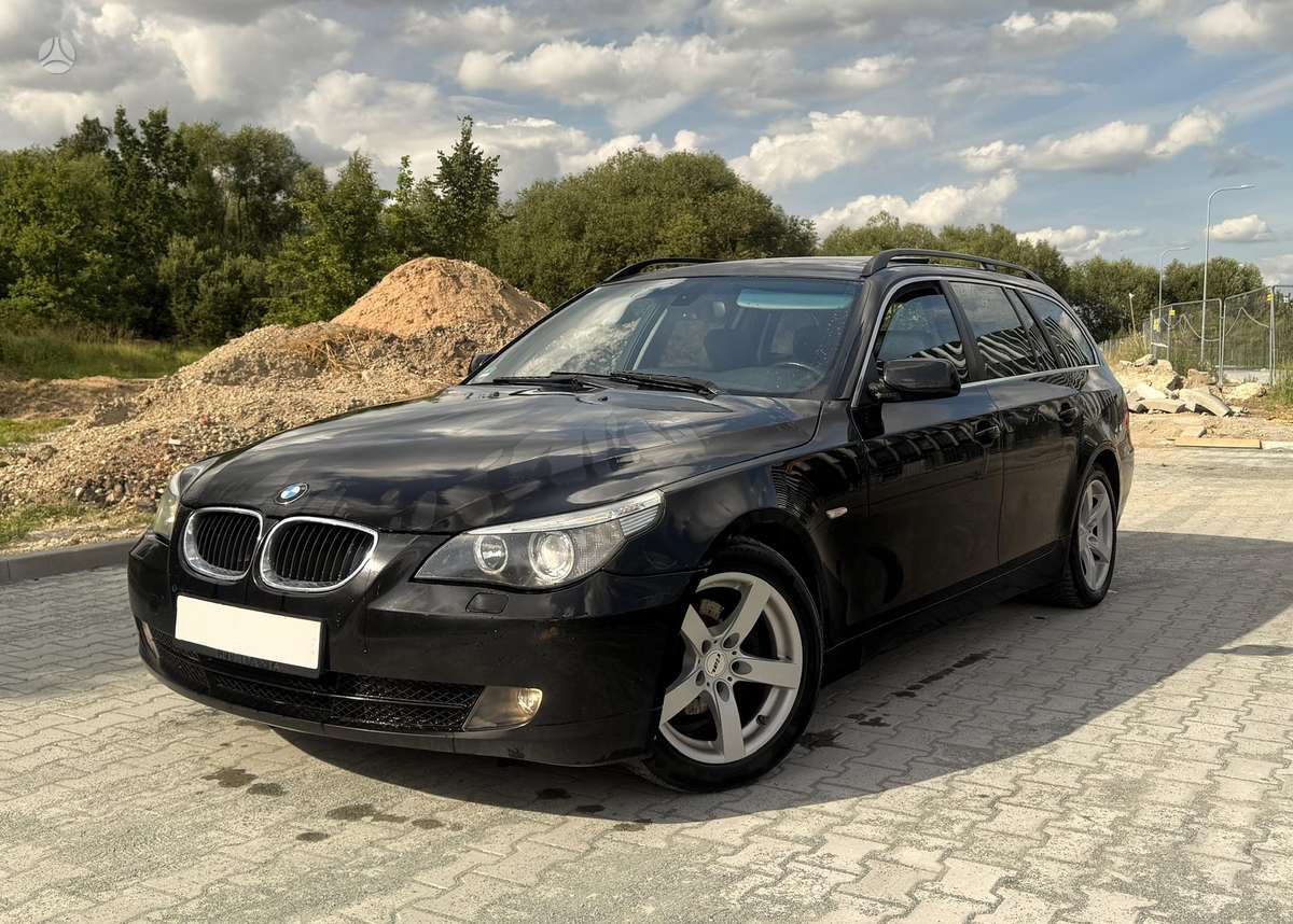 BMW 520 2006 — rear view