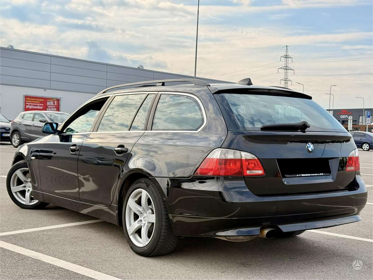 BMW 520 2006 — rear view