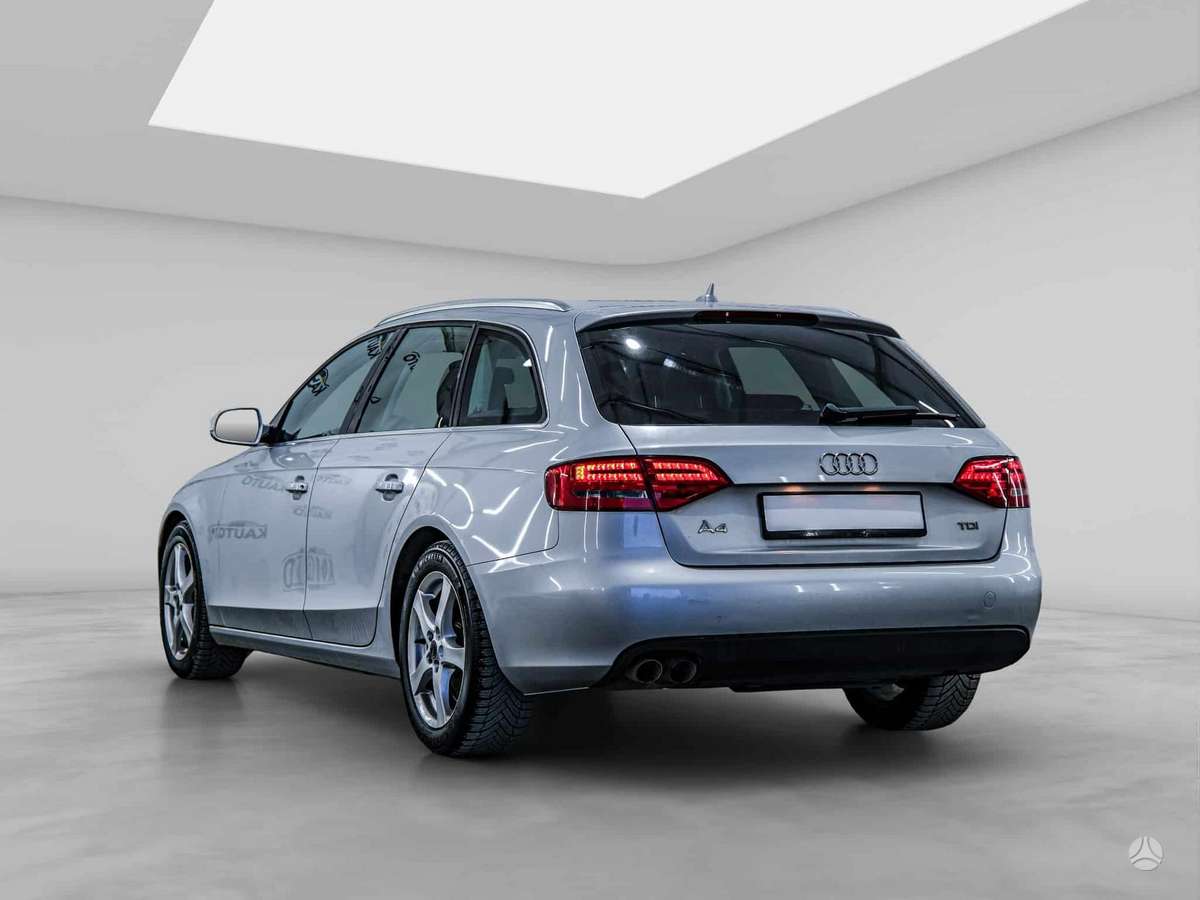 Audi A4 2011 — вигляд ззаду
