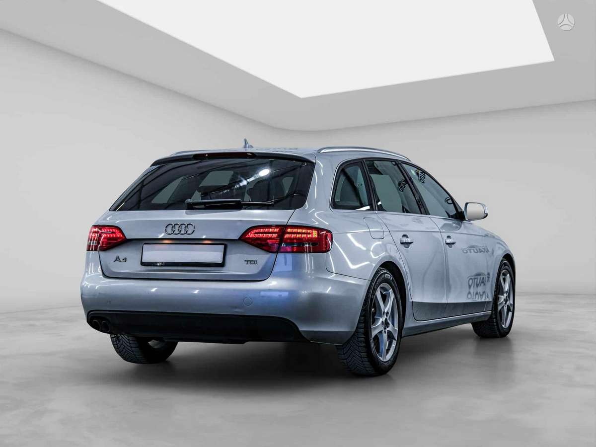 Audi A4 2011 — салон