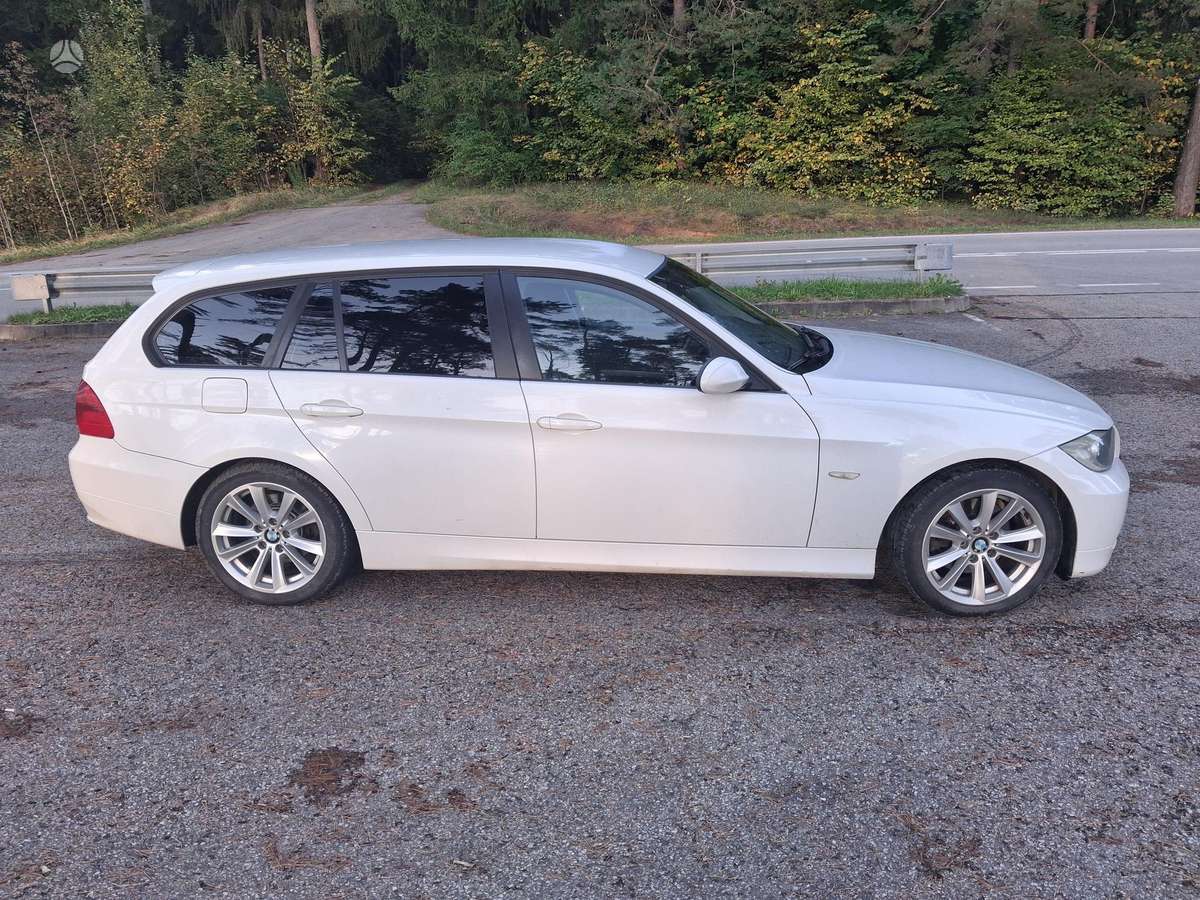 BMW 320 2008 — вигляд ззаду