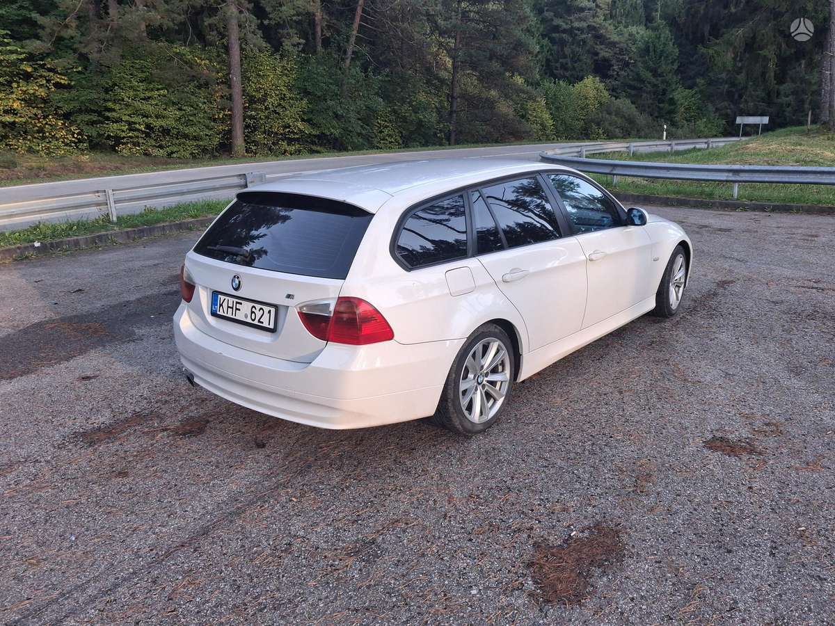 BMW 320 2008 — салон