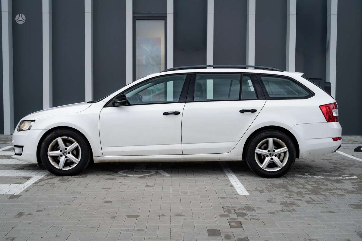 Skoda Octavia 2015 — rear view
