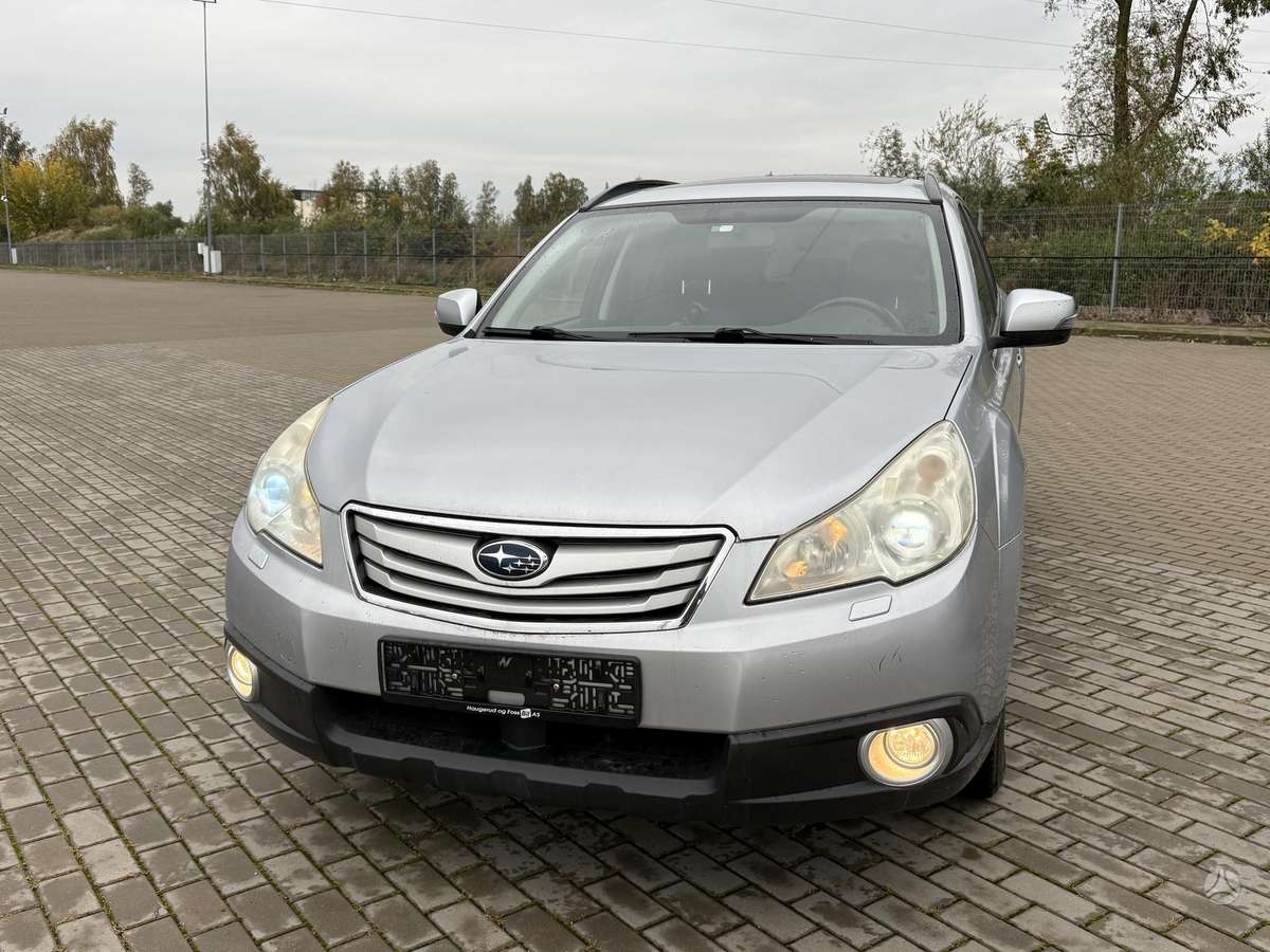 Subaru Outback 2012 — rear view