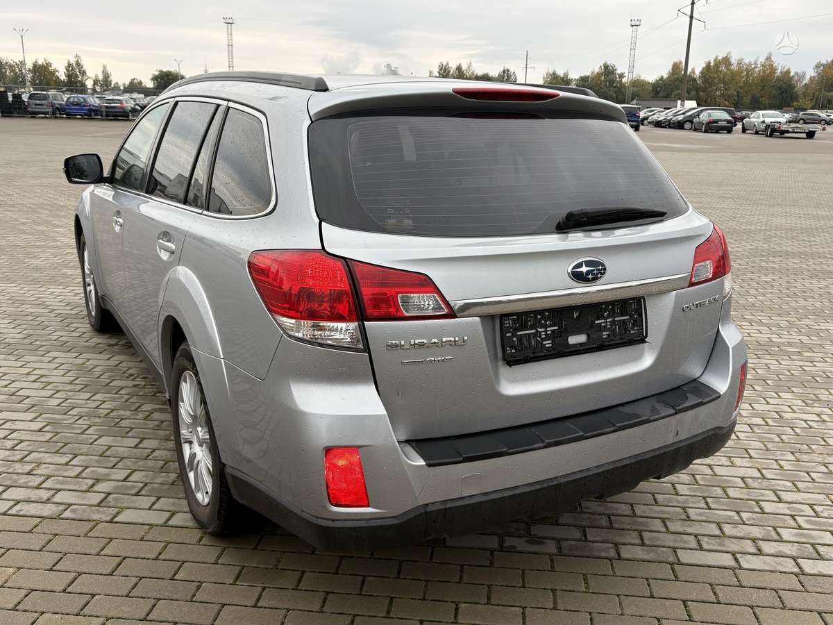 Subaru Outback 2012 — interior