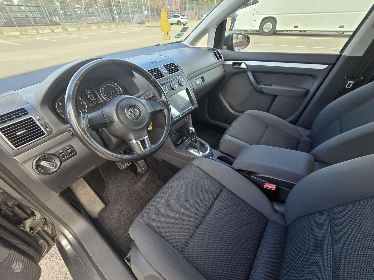 Volkswagen Touran 2012 — photo 14