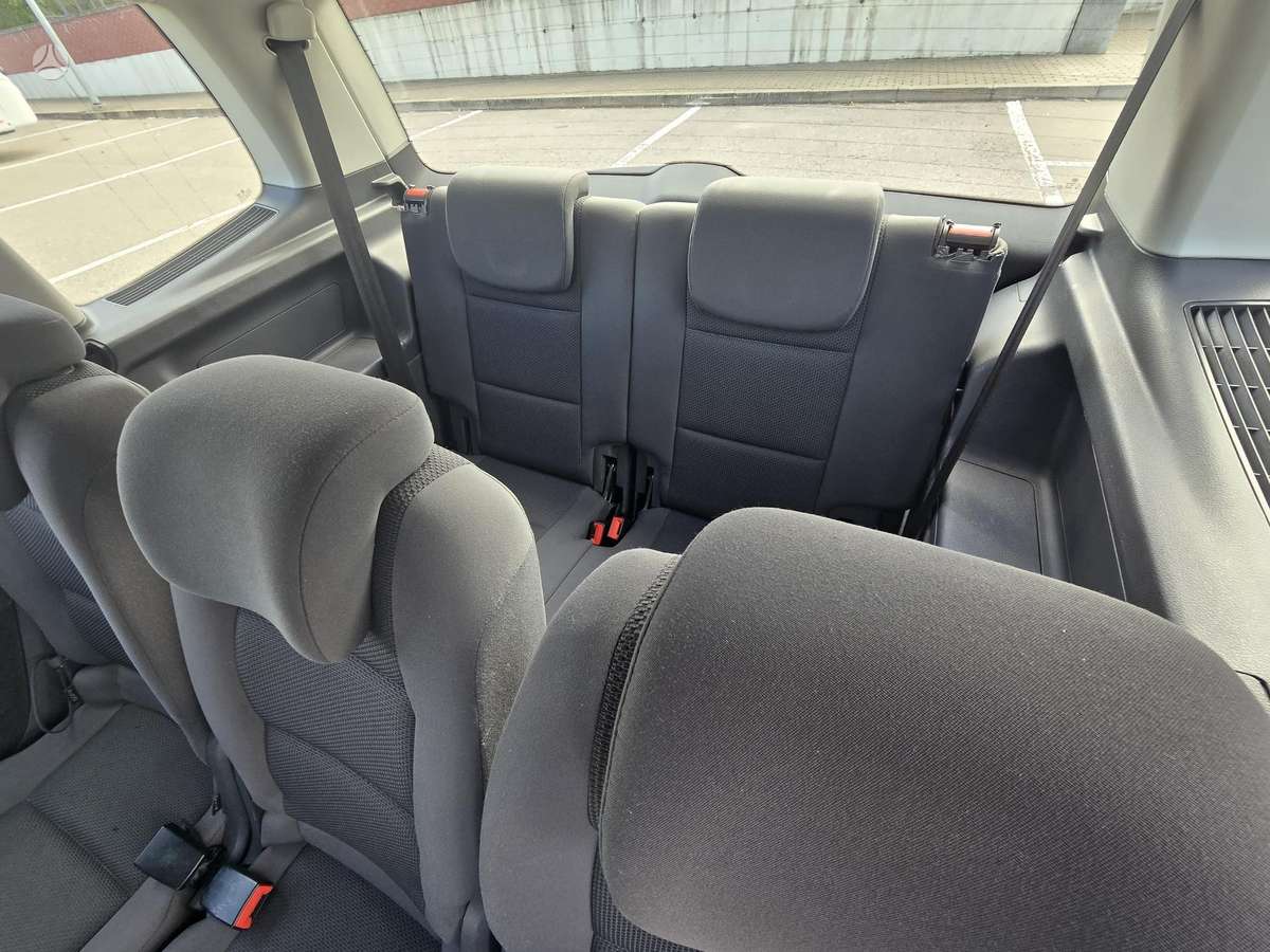 Volkswagen Touran 2012 — photo 18