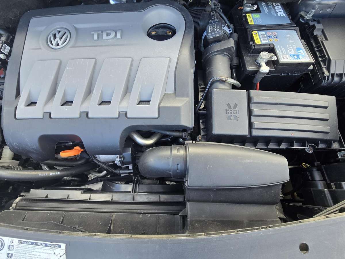 Volkswagen Touran 2012 — photo 24