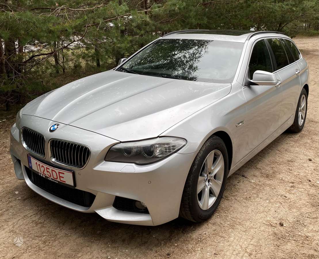 BMW 520 2011 — interior
