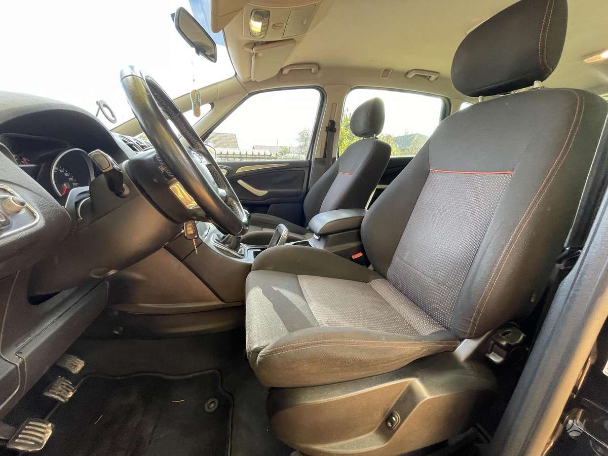 Ford S-MAX 2012 — photo 17