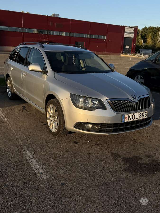 Skoda Superb 2014 — вигляд ззаду