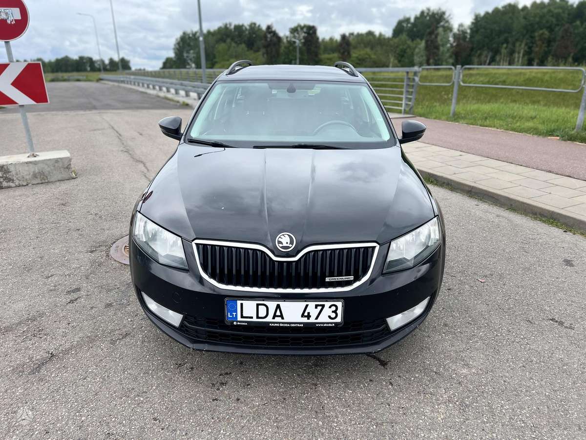 Skoda Octavia 2015 — rear view