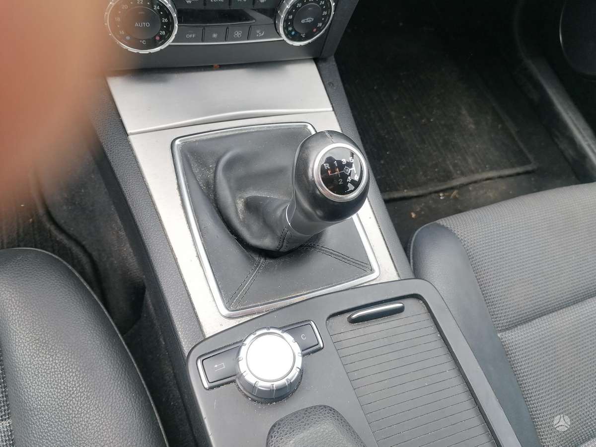 Mercedes-Benz C180 2013 — photo 12