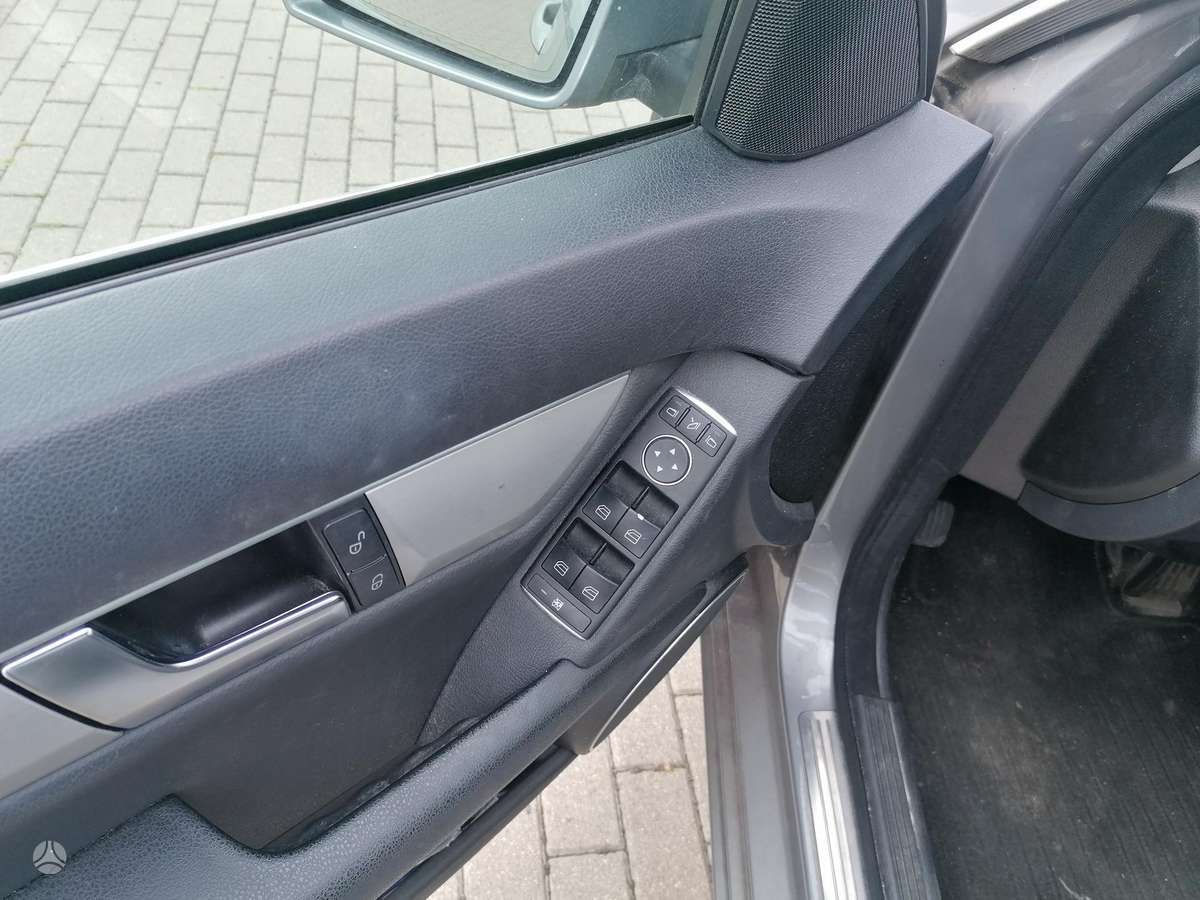 Mercedes-Benz C180 2013 — photo 16