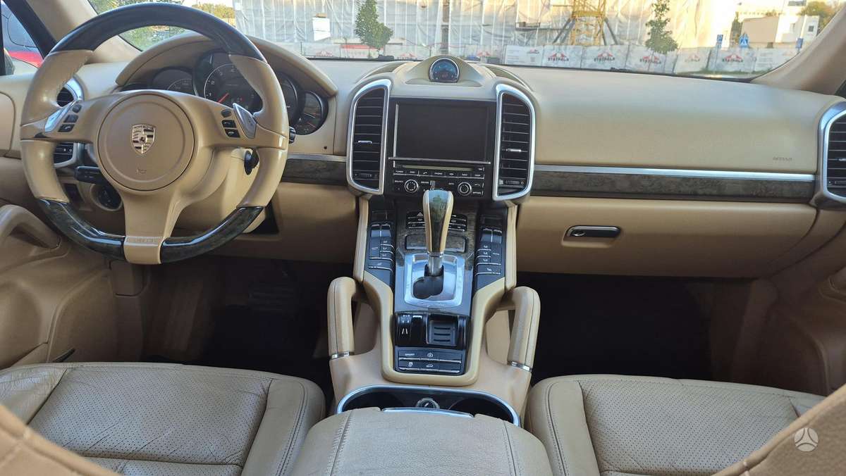 Porsche Cayenne 2011 — photo 13