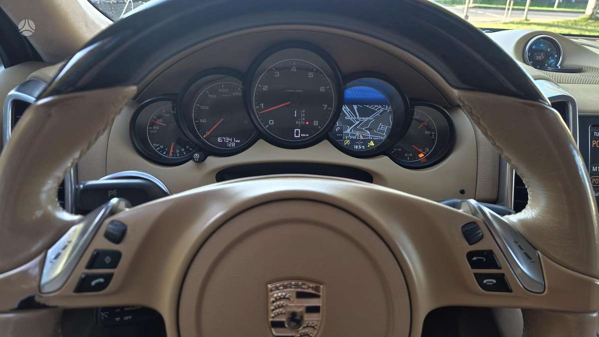 Porsche Cayenne 2011 — photo 17