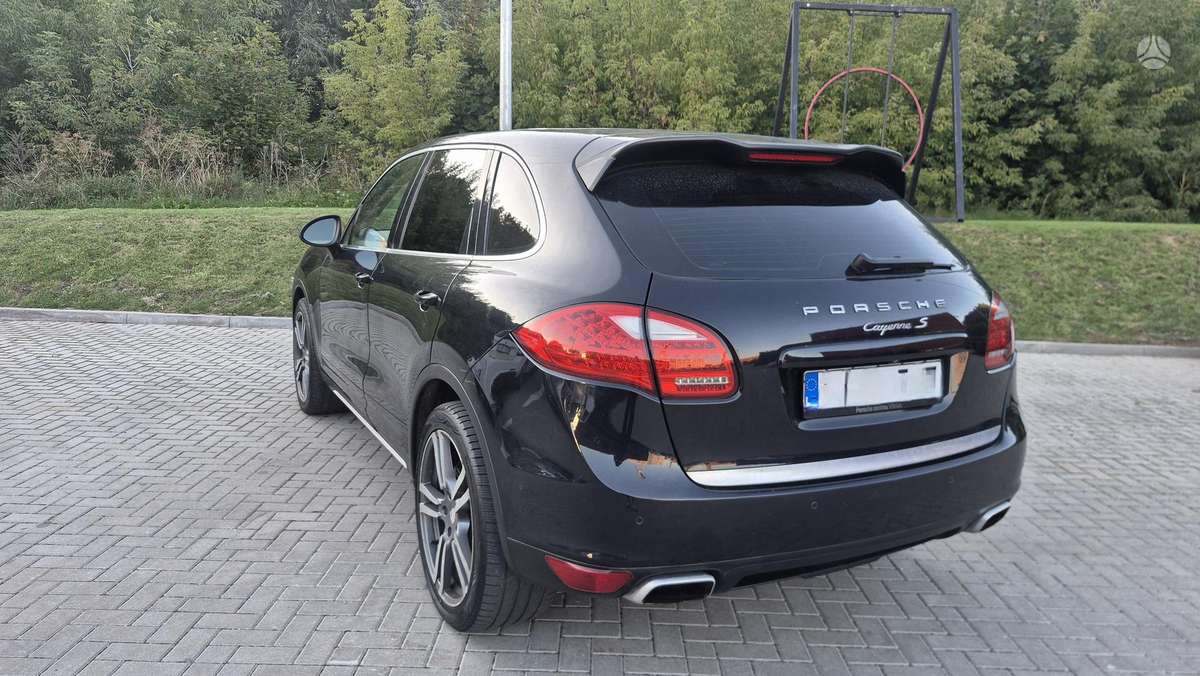 Porsche Cayenne 2011 — rear view