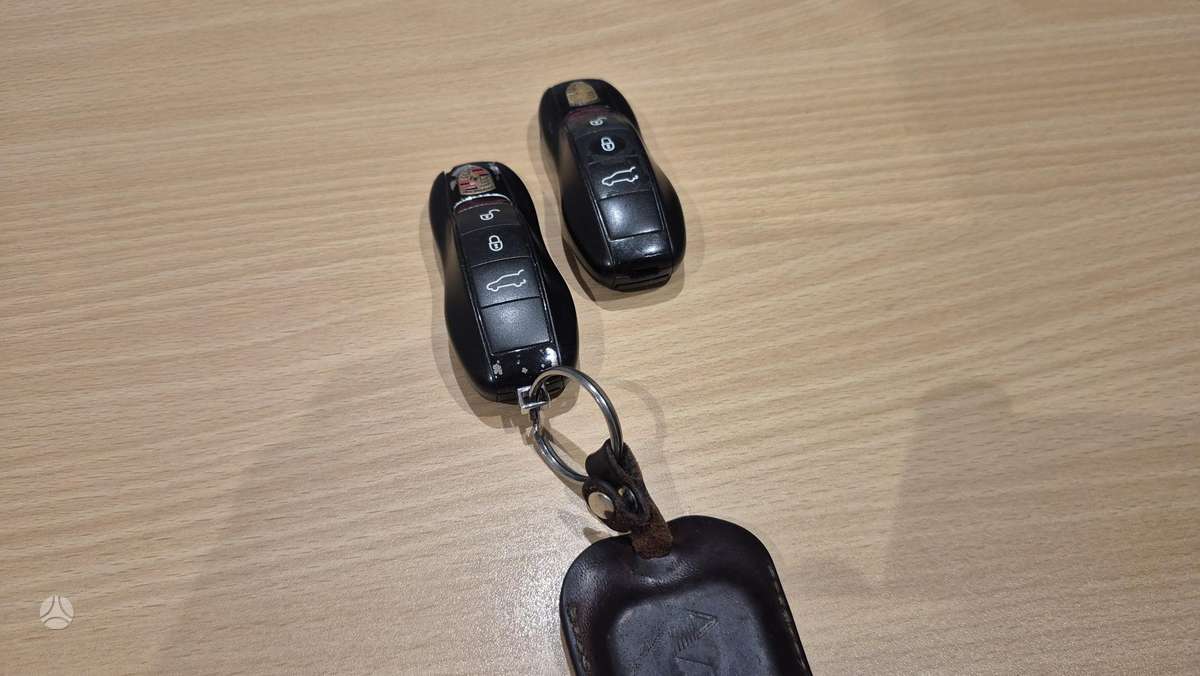 Porsche Cayenne 2011 — photo 22