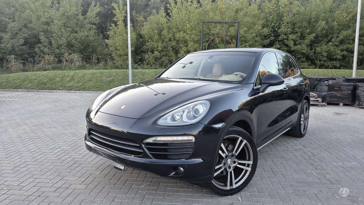 Porsche Cayenne 2011 — interior