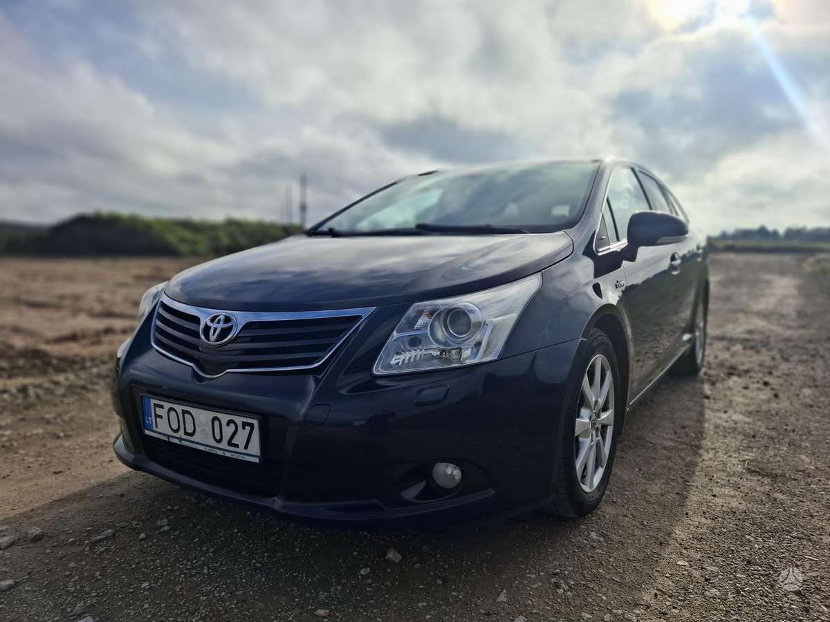 Toyota Avensis 2011 — вигляд ззаду