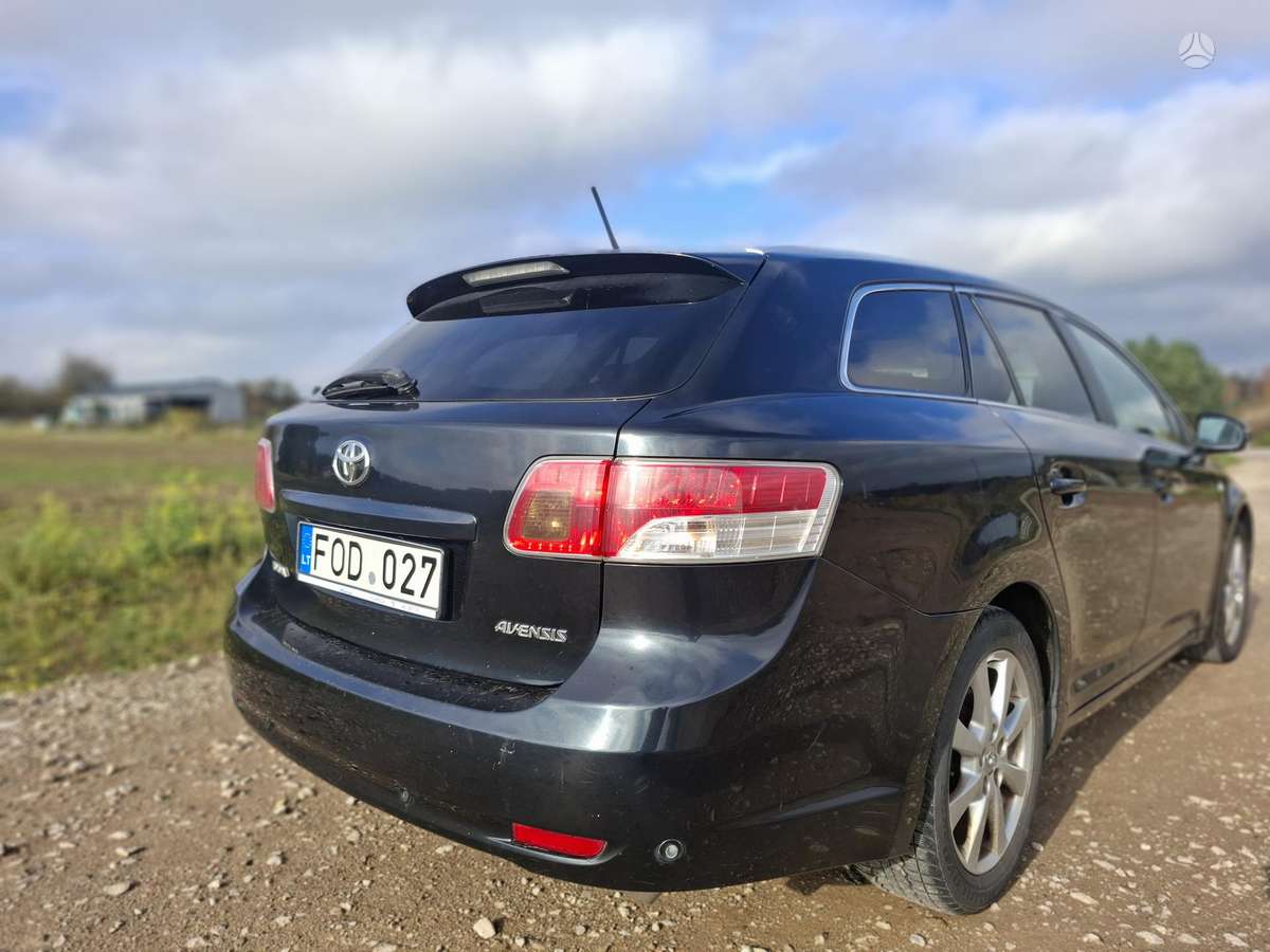 Toyota Avensis 2011 — салон