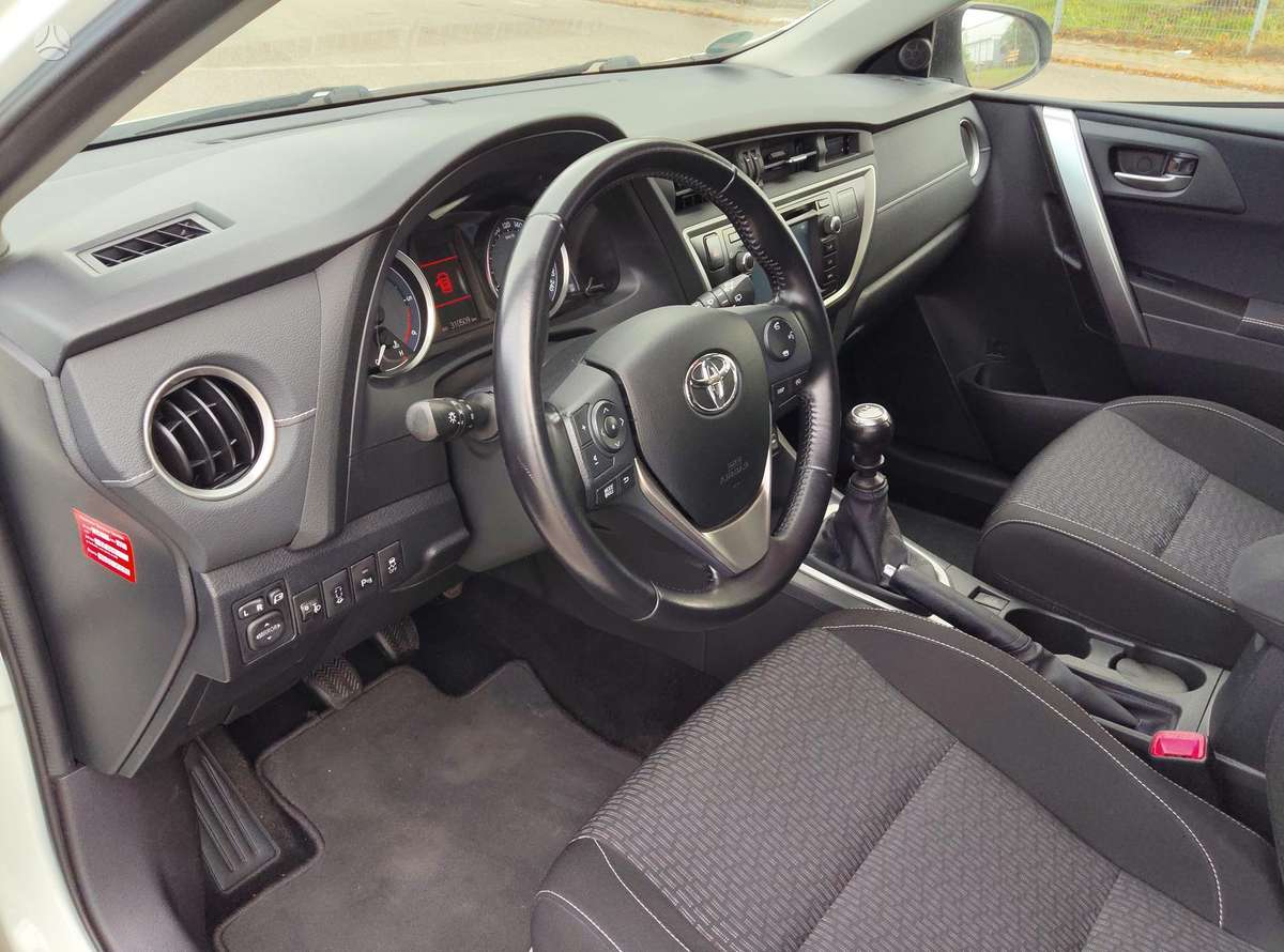 Toyota Auris 2015 — photo 11