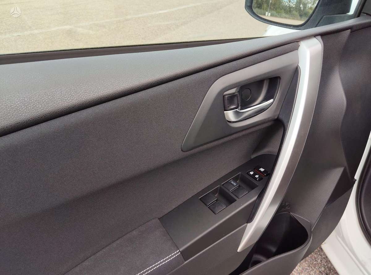 Toyota Auris 2015 — photo 12