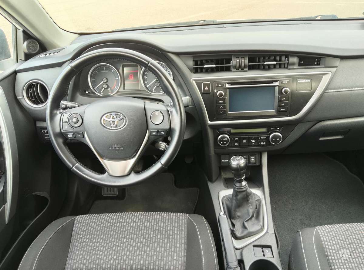 Toyota Auris 2015 — photo 17