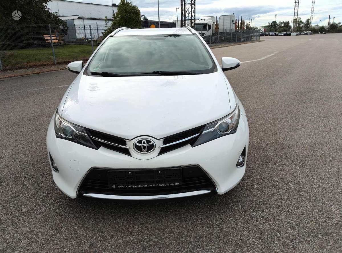 Toyota Auris 2015 — rear view