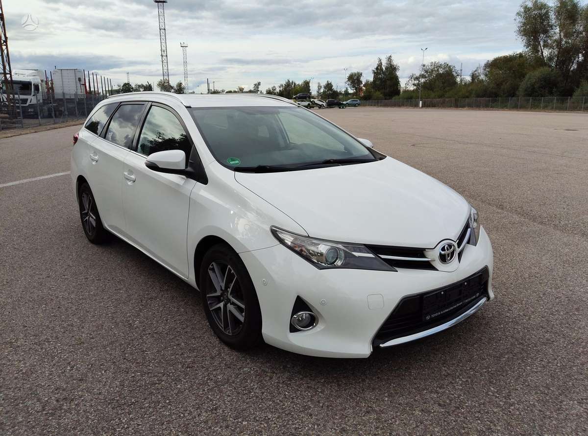 Toyota Auris 2015 — interior