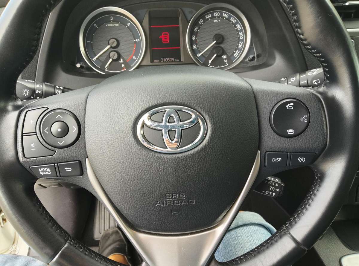 Toyota Auris 2015 — photo 8