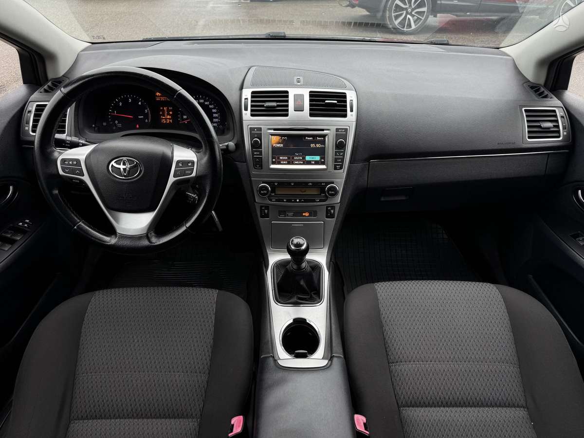 Toyota Avensis 2012 — rear view