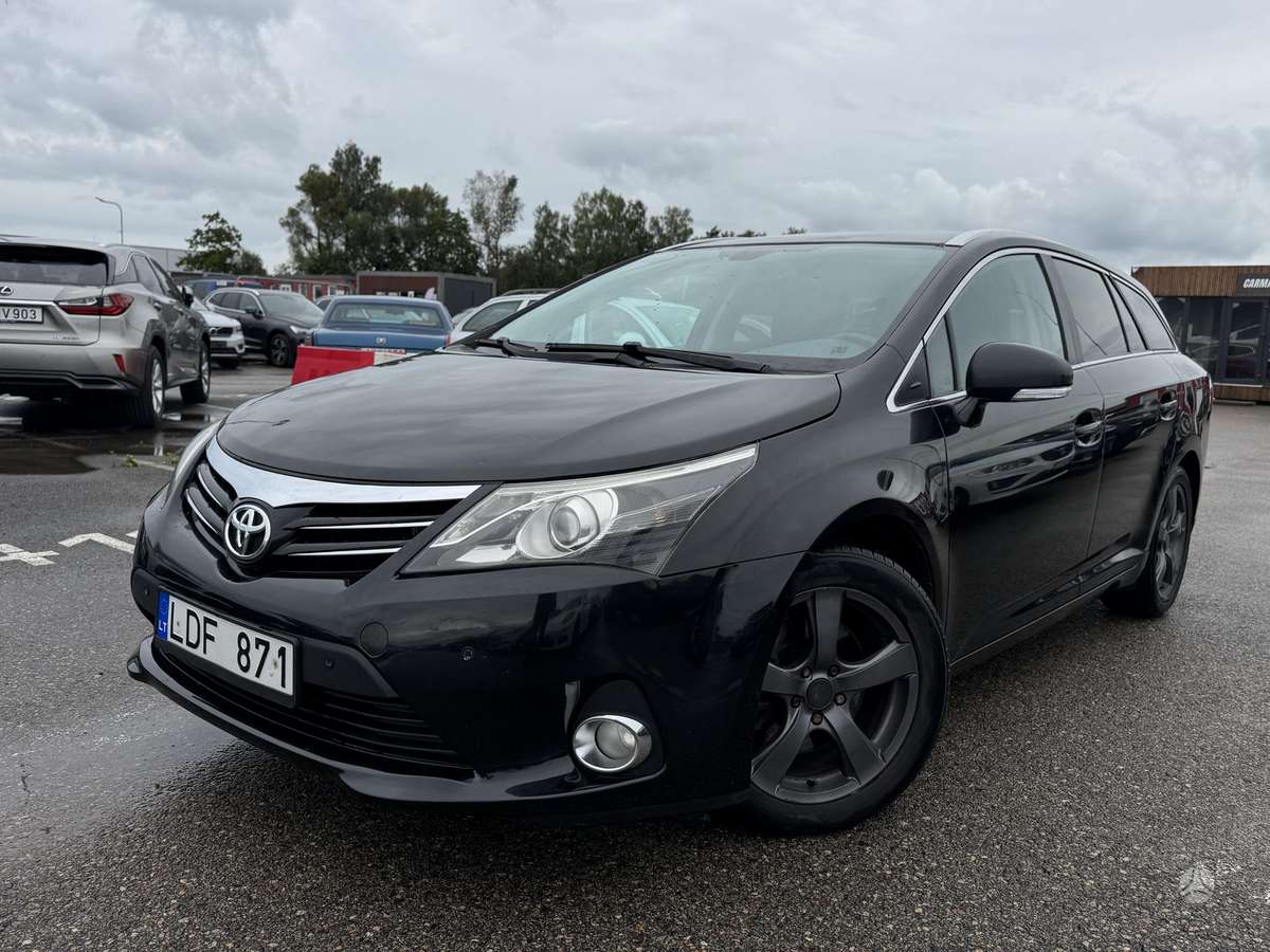 Toyota Avensis 2012 — interior