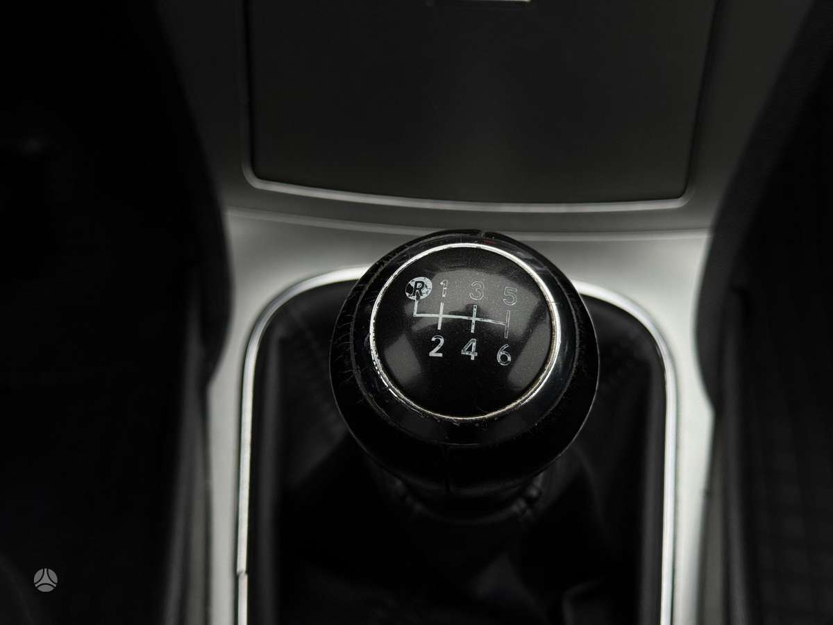 Toyota Avensis 2012 — photo 31
