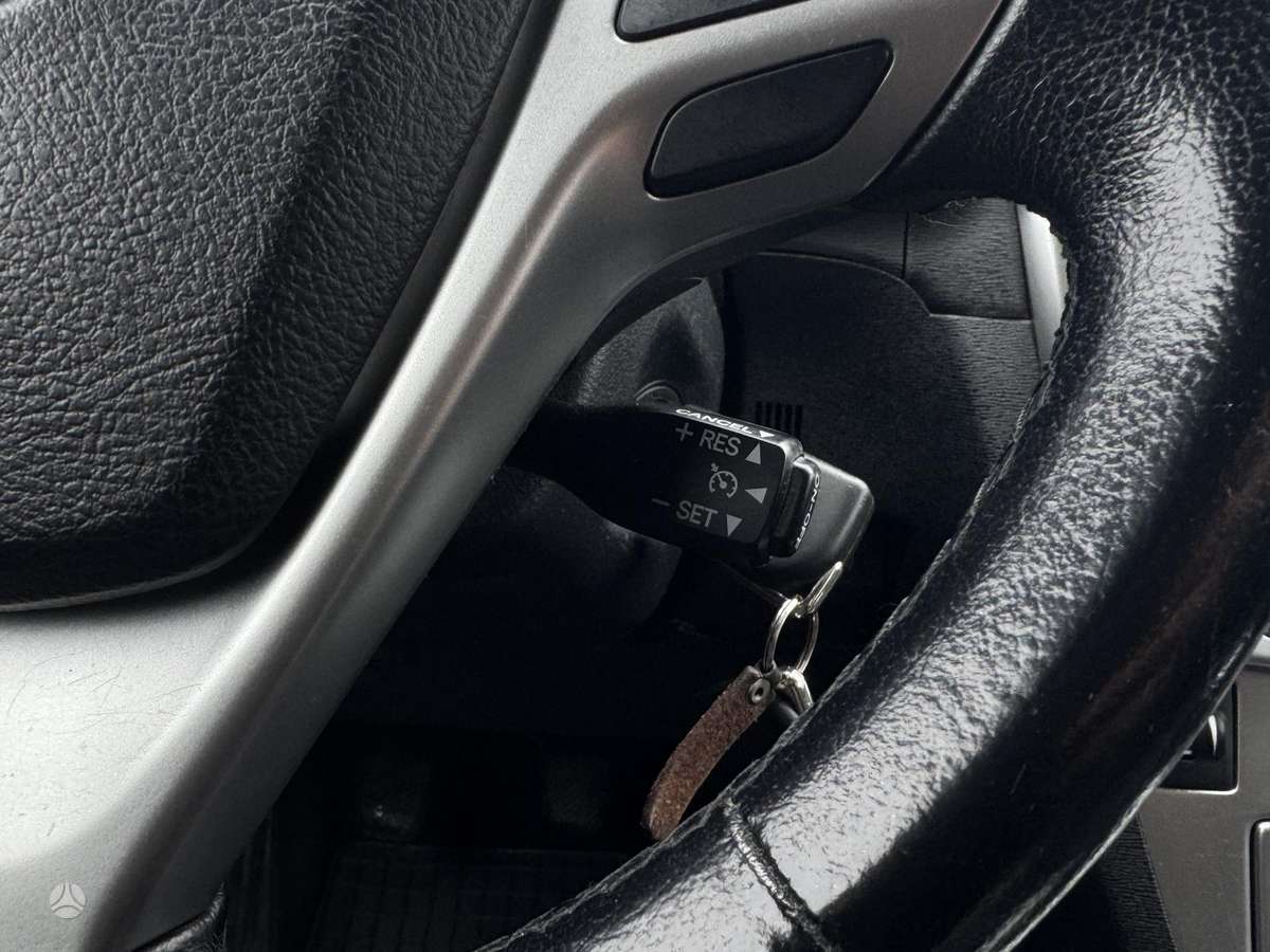 Toyota Avensis 2012 — photo 32