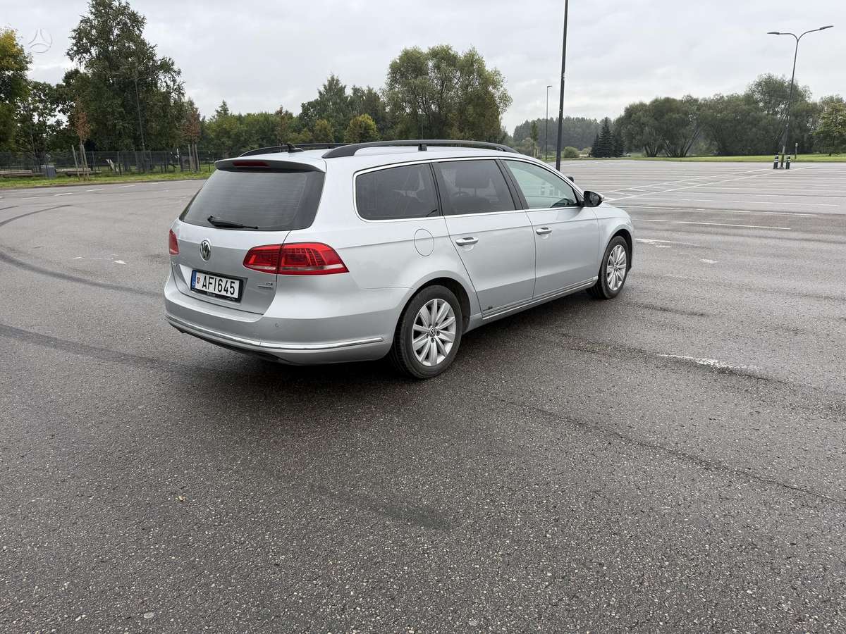 Volkswagen Passat 2013 — rear view
