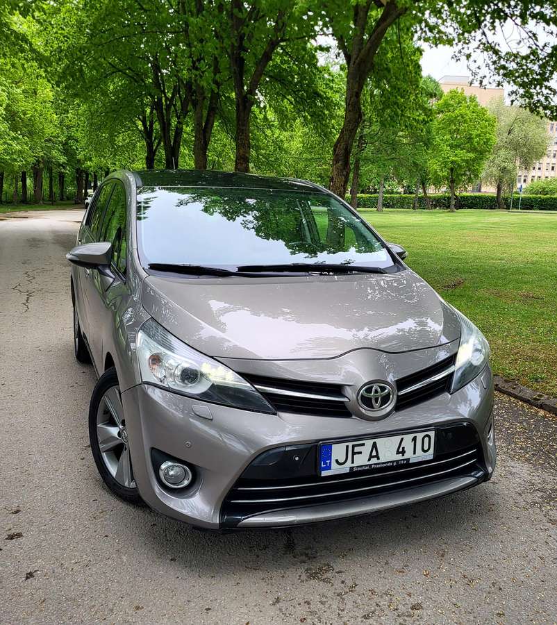 Toyota Verso 2014 — вигляд ззаду